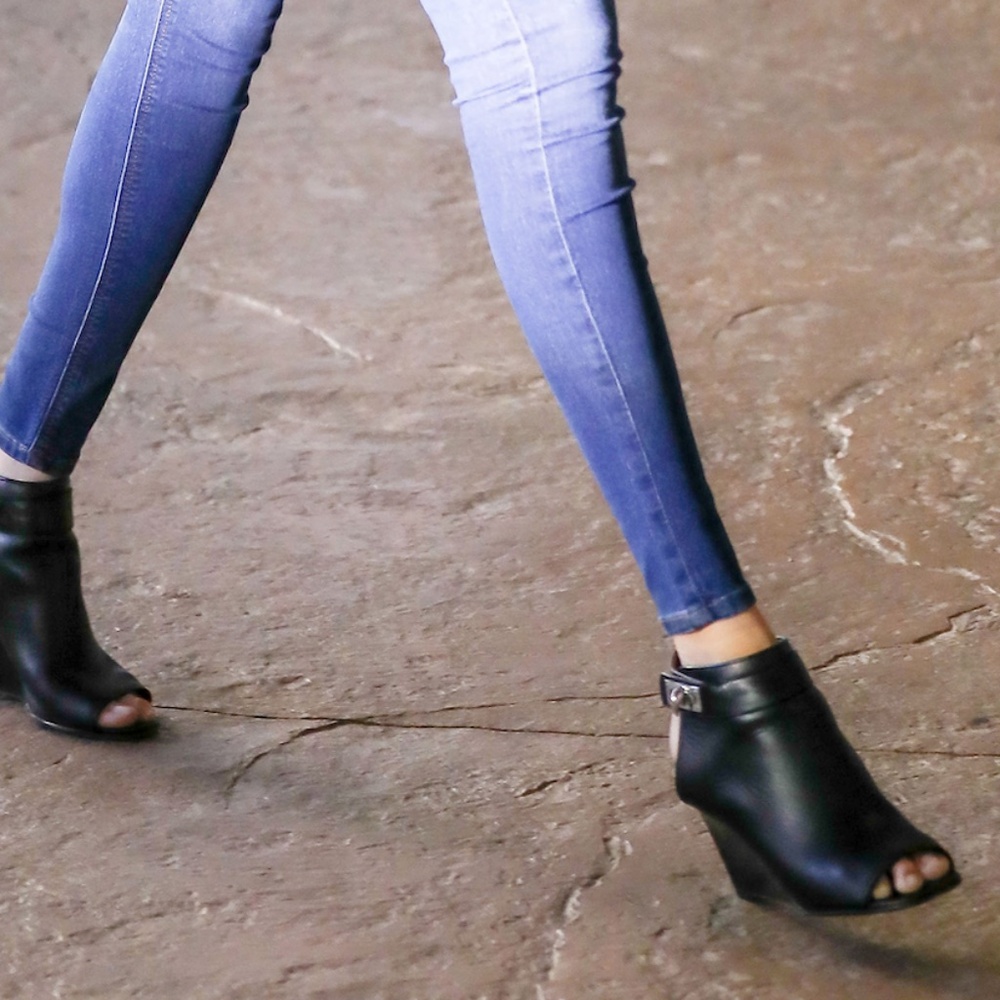 GIVENCHY - Shark Lock - Black leather open-toe wedge bootie/sandals - Picture 14 of 15